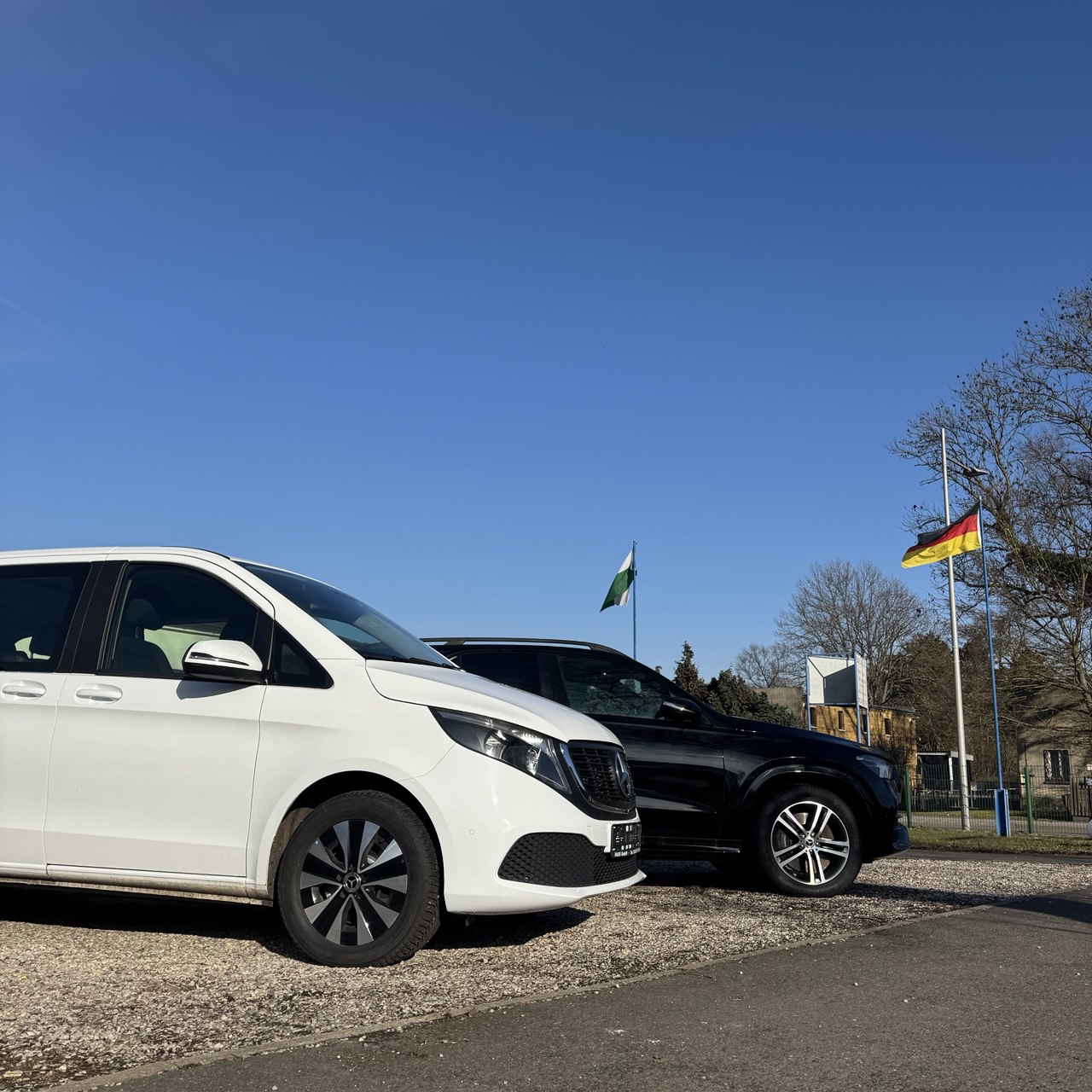 PAGS GmbH — Mercedes-Benz Fahrzeuge auf dem Betriebsgelände